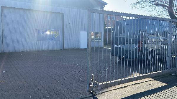 Grundstück mit Tor