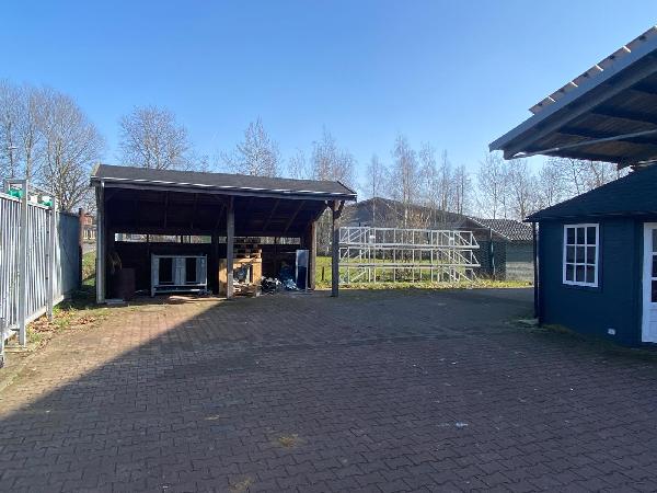Linke Seite mit Blick auf das Doppel-Carport