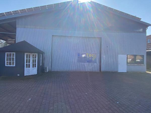 Frontansicht Lagerhalle und Blockhütte